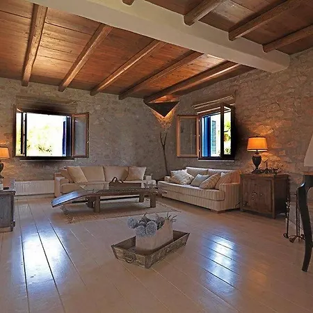 Icarus, Private Luxury * Parikia (Paros)